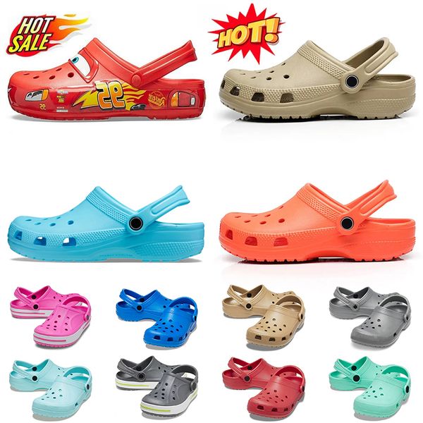 Sandalias de encantos de corte de niños al por mayor Sandalias Famosas mujeres Cross Cross Cros Slides para hombres Cross Cross Beach Buckle Caude Buters Impermeabilizando Black White Sandale