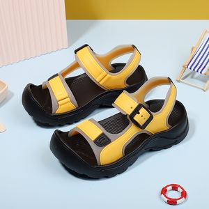 Sandales en gros sandales pantoufles chaussures pour enfants mode rouge réel matériau en cuir en cuir jaune chores plate de mode bleu avec boîte
