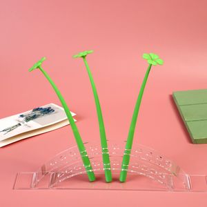 Groothandel Koreaans Kawaii Stationery Silicone Rubber Four Leaf Clover Lucky Pen Bend-vormige bulk Eco-vriendelijke groene stijlvolle gelpen met aangepast