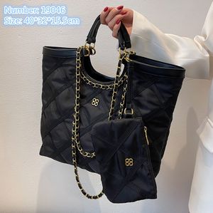 Venta al por mayor, bolsos de hombro de cuero para mujer, tendencia callejera, ropa Oxford, bolso informal, ambiente elegante, bolso de mano a cuadros, bolso de mano simple Joker negro, bolsos de moda ligeros 19046