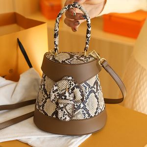 Groothandel dames schoudertassen Zoete en mooie bedrukte lederen handtas Dikke cilindervormige mode Drawable Bucket Bag Street Trend Contrast Backpack