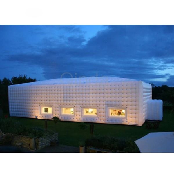 Vente cube gonflable noire blanche blanche avec lumières LED et fenêtres pour la boîte de nuit de la fête de mariage maison portable extérieure géante 10mlx10mwx4.5mh (33x33x15ft)