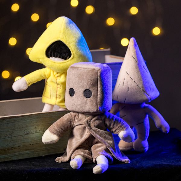 Venta al por mayor Little Nightmares juego periférico caja de juguetes de peluche hombre pequeño seis muñecas decoración interior