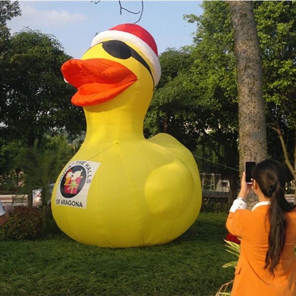 Bouloute de vente en gros de canard jaune gonflable avec lunettes de soleil et chapeau de Noël utilisé pour la promotion-001