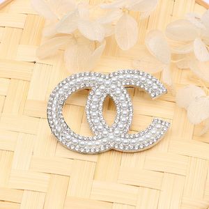 Broches de lettre de luxe de luxe Broches Femmes 100Style Crystal Pearl Rignestone Cap Buckle Brooch costume Pin de mariage Jewerlry