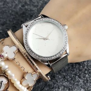 Brand de luxe en gros montre des femmes girls cristal pierres grandes lettres style métal acier groupe band quartz hommes dames wrist montres 6 couleurs logo