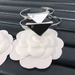 Groothandel Luxe Designer Merk Brief Ringen Mode Vrouwen Mannen Koper Materiaal Ring Driehoek Mark 18k Vergulde Sieraden Accessoires Geschenken Open Verstelbaar