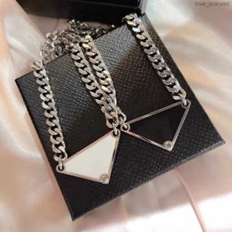 Groothandel Luxe Hanglange ketting Fashion For Man Woman omgekeerde driehoeksbrief Designers merk sieraden heren dames trendy persoonlijkheid