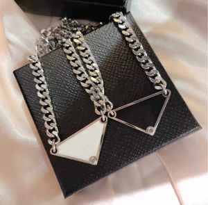 Groothandel Luxe Hanglange ketting Fashion For Man Woman omgekeerde driehoeksbriefontwerpers merk sieraden sieraden dames trendy persoonlijkheid sleutelbeen ketting