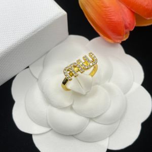 Groothandel M IU Niche Design Flash Diamond Letter Dames Lichte Vinger Ins Persoonlijkheid Mode Paar Ring