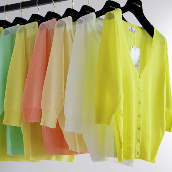 Venta al por mayor- Macaron Colors Plus tamaño viscosa femenina manga tres cuartos con cuello en V cárdigans de diseño corto camisa de protección solar aire ultrafino