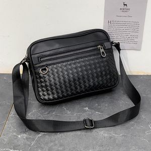 Bolso de hombre al por mayor, bolso de hombro de moda tejido a mano, bolsos de mensajero de cuero atmosférico minimalista, bolsos de hombro de cuero de tendencia callejera