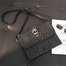 Groothandel Men Leathers Schoudertassen Populaire diamant bezaaide handtas Street Gepersonaliseerde klinknagel Punk Clutch Bag horizontale multi-card lederen opslagportemonnee