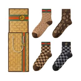 Chaussettes de créateurs pour hommes et femmes en gros Nouvelles chaussettes en coton Lettre Chaussettes en soie imprimées Hip Hop Marque de luxe Chaussettes de sport Tendance de la mode Confortable 4 paires nn5