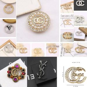 Venta al por mayor Mezclado Aleatorio Enviar Diseñador de la marca Cartas Broche Moda Doble letra Borla Perla Parejas de lujo Rhinestone Traje Pin Accesorios de joyería