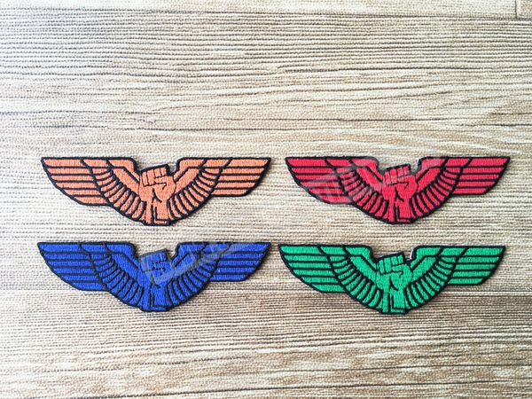 Venta al por mayor Mezclado Estilos Aletas de Puño de Hierro Bordado En Parche 100% Bordado Camisas Sombreros Patch DIY Apliques Insignia Del Paño Envío Gratis