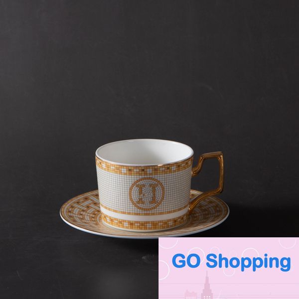 Venta al por mayor, taza de té perfumada de la serie Mosaic, juego de tazas de porcelana de hueso de lujo asequible Retro, decoración de habitación de muestra, taza de café con mango dorado