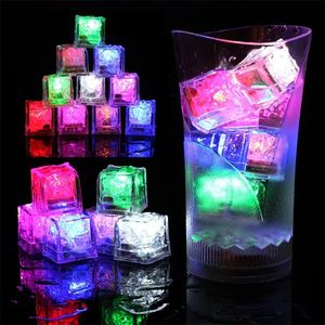 Venta al por mayor LED multicolor para bebidas con luces cambiantes Cubo de hielo intermitente brillante a prueba de agua para la decoración de la boda del partido del bar del club