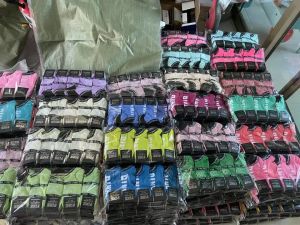 Couleur multicolore en gros, chaussettes sportives personnalisées féminines lettres mignonnes chaussettes de cheville en coton avec étiquettes minimum 50 paires