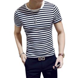 Vente en gros - Nouveau 2017 Hommes T-shirt Mode Coton O-Cou À Manches Courtes Homme Tops Tee Slim Fit Noir et Blanc Rayé T-SHIRTS Plus La Taille Tops