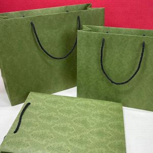 Bolsas de embalaje de lujo de papel de gran tamaño, bolsa de regalo verde popular, nuevo estilo de diseñador, venta al por mayor