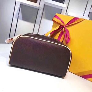 Vente en gros de nouvelles dames trousse de toilette stockage de voyage sac cosmétique grande capacité double fermeture à glissière en cuir épaule horizontale en forme d'oreiller cross-body