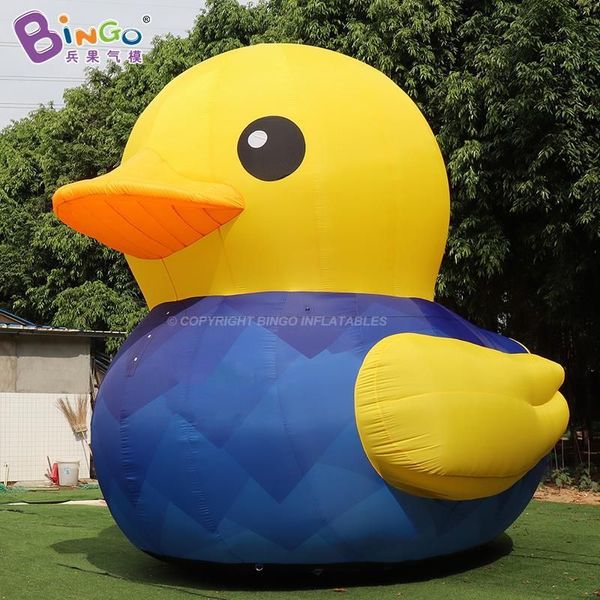 wholesale Nouvellement concevoir des modèles de canards animaux gonflables de publicité de hauteur de 8M, canard de dessin animé portant un tissu pour la décoration de fête d'événement avec