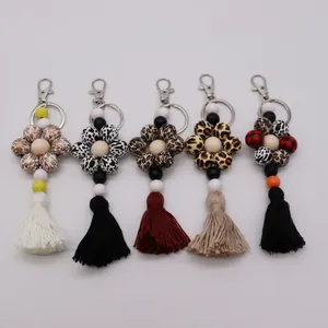 Vente en gros de nouveaux pendentifs en perles transfrontaliers, sacs, pendentifs, accessoires pour femmes, porte-clés créatifs à pompon en perles de bois imprimé léopard