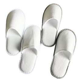 Groothandel van milieuvriendelijke en anti -slip slippers voor hotelkamers