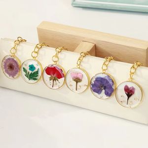 Porte-clés en résine gaufrée, bijoux véritables en forme de fleur et de lune, pendentifs en fleurs séchées plaqués or, porte-clés, vente en gros