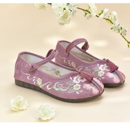 Vente en gros vieux chaussures en tissu de Pékin printemps nouveau réseau rouge style ancien brodé bouche peu profonde respirant chaussures décontractées polyvalentes chaussures brodées mocassins