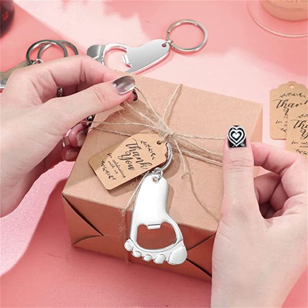 Venta al por mayor Decoración de fiesta Huella Llavero Abrebotellas Baby Shower Favors para invitados Suministros y decoraciones con bolsas de organza Etiquetas y cuerda