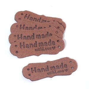 Groothandel feestdecor Handgemaakte lederen labels Microvezel kleurrijke liefde harten reliëf gehaakte tags met gaten ambachten breien naaiportels portemonnees kleding kd1