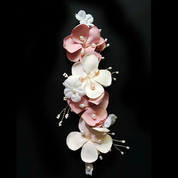 Venta al por mayor-Flor rosada Diadema de boda Accesorios para la corona del cabello Perlas de agua dulce Joyería para el cabello nupcial Clip Mujeres Headwear