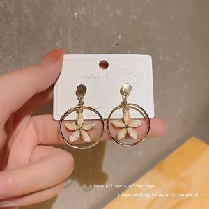 Prix de gros design classique goujons vis en acier au titane avec perceuse boucles d'oreilles ouverture semi-circulaire avec dr pour les femmes cadeau 6kghghssddssfaas