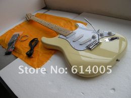 Livraison gratuite Prix en gros Nouveau rainure beurre jaune Signature F standard Ameican Natural Wood Guitare en stock