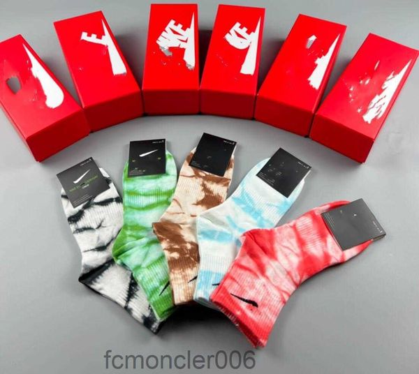 Prix de gros des chaussettes de football pour hommes et femmes coton sport Instagram style populaire couleur unie vêtements de sport col rond uni 14TZ