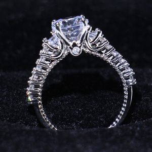 Venta al por mayor de joyería de moda vintage profesional 925 plata esterlina tres piedras blanco claro topacio CZ diamante promesa anillo mujeres anillos de boda