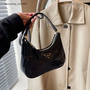 Sacs à main de marque de vente en gros de mode pour femmes Texture haut de gamme Petit et sac populaire pour l'automne hiver Haut débit Une épaule Bandoulière Femmes Simple Cent