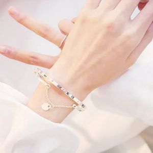 Vente en gros Bracelet à breloques en acier inoxydable or rose - Idéal pour la Saint-Valentin, les mariages, les fêtes, la fête des mères - Bijoux célèbres pour femmes Heart Love