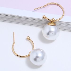 Wholesale-selling Nieuwe Europese en Amerikaanse Mode Overdreven Pearl Loop Oorbellen Persoonlijkheid C-vormige kersen hanger oorbellen