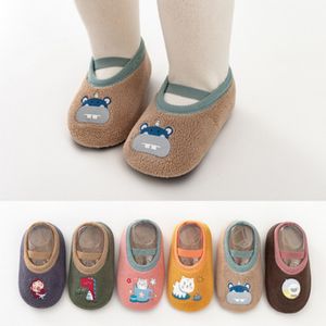 Groothandel schoenen babymeisjesschoenen babyschoenen antislipsokken pasgeboren warme wiegvloerschoenen met rubberen zool voor kind dem boy schoenen woensdag babyschoenen chaussures