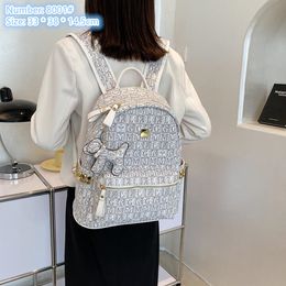 Sacs à bandoulière en gros 4 couleurs style collégial rivet personnalité sac à dos pendentif de dessin animé grande capacité sac à main de mode lettres populaires sac à bandoulière 8001 #