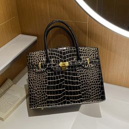 Sacs à bandoulins en gros 6 couleurs cette année grand sac fourre-tout en cuir résistant à l'usure Classic Crocodile Handbag Elegant Gold Buckle Handsbags 8088 #