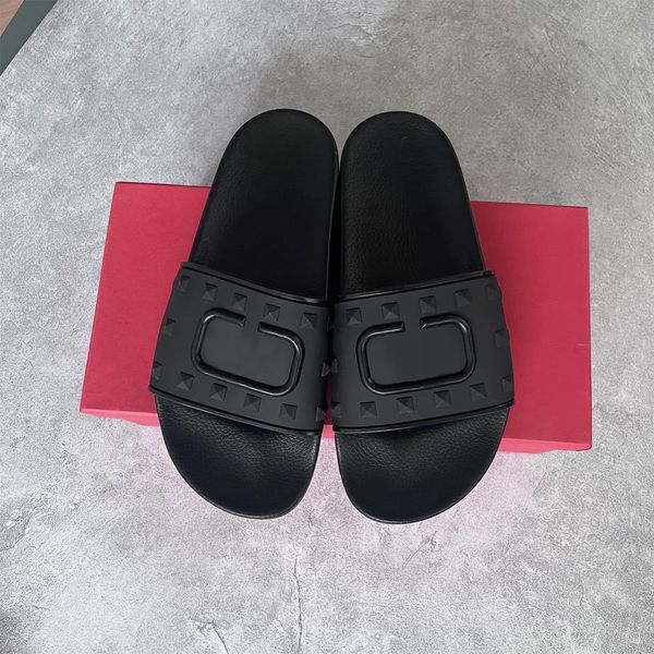 Pantoufles en gros Designer Femmes Hommes Chaussures Casual Caoutchouc Véritable Cuir Noir Sandales Diapositives Couple d'été Loisirs d'intérieur Tongs populaires Mocassins