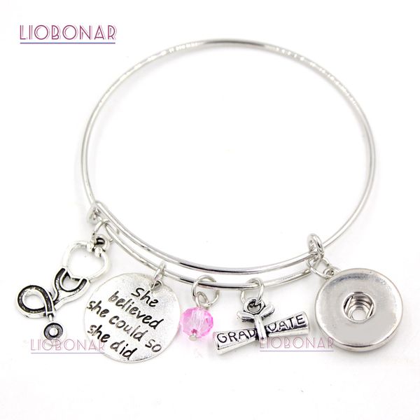 Vente en gros Snap Jewelry Bracelet à breloques médicales Bracelet en fil extensible Réglable Infirmière médicale Graduation Bracelets Bijoux pour cadeaux d'infirmière