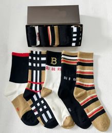 Chaussettes en gros Chaussettes de créateurs pour hommes et femmes 100% pur coton Chaussettes de sport Mode Amikaki Chaussettes pour hommes et femmes Coton U5