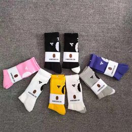 Chaussettes en gros des femmes pour hommes bassages coton pur 24 couleurs sport sockkings lettre couleur tie-dye impression