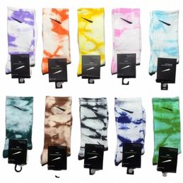 Chaussettes en gros Femmes masculines bassages Pure Cott 10 Colors Sport Sockings Lettre NK Color Tie-Dye Printing Size EU34-44 O5N2 # #
