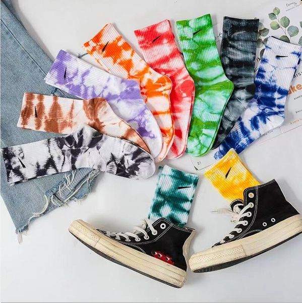 Vente en gros Chaussettes Hommes Femmes Bas Pur coton 10 couleurs Sport Sockings Lettre NK Couleur tie-dye impression